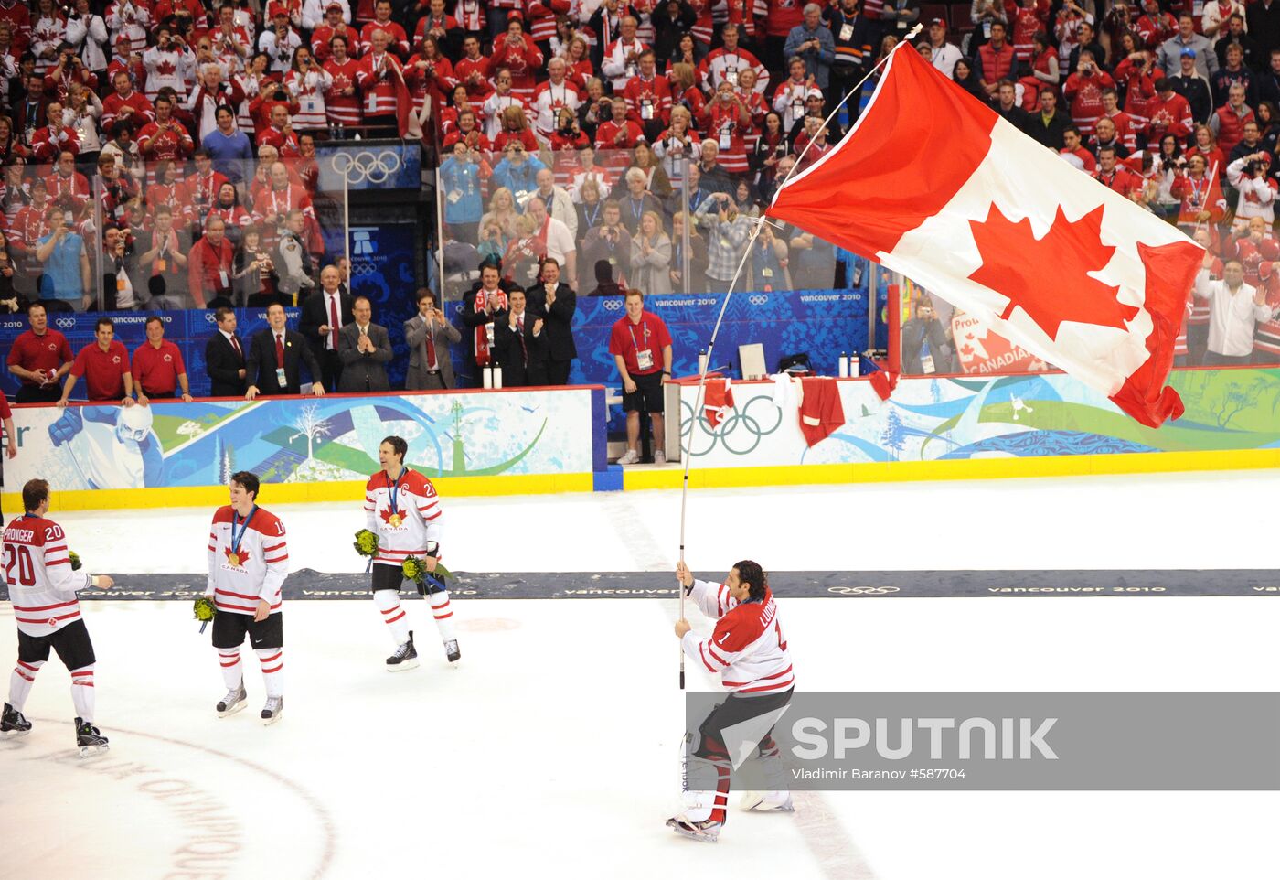 Canadian ice hockey team wins gold