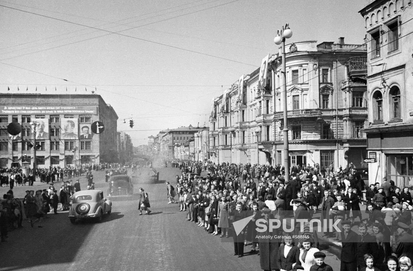 Muscovites in Gorky street (Tverskaya street)