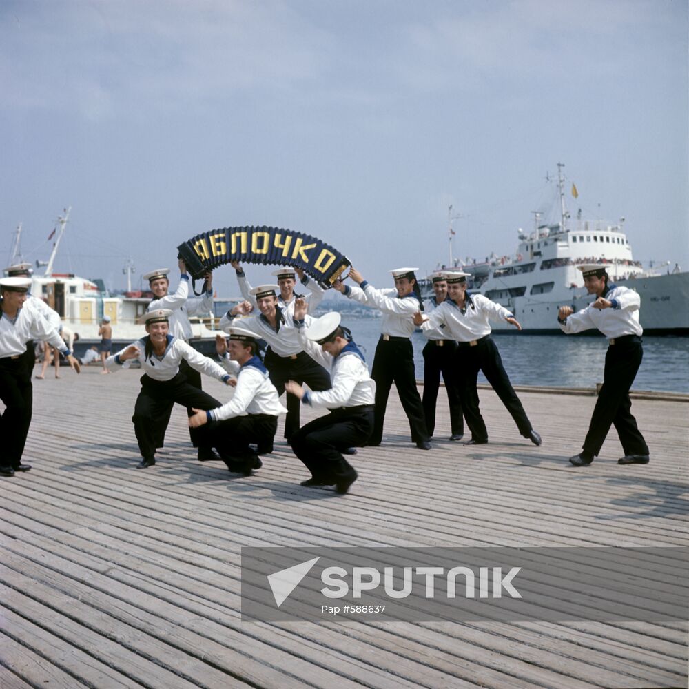 Sailor dance "Yablochko"