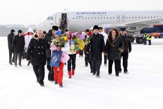 Russian biathletes return from Vancouver