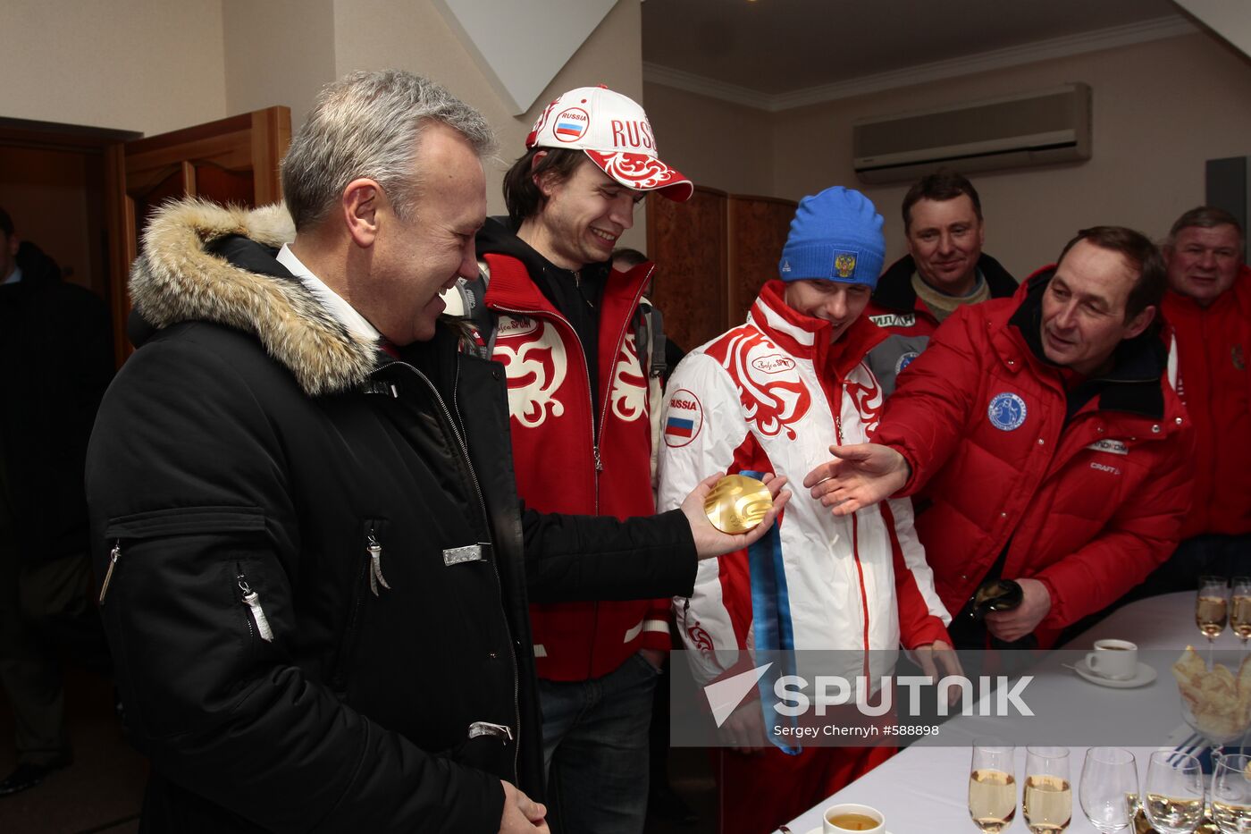 Russian biathletes return from Vancouver