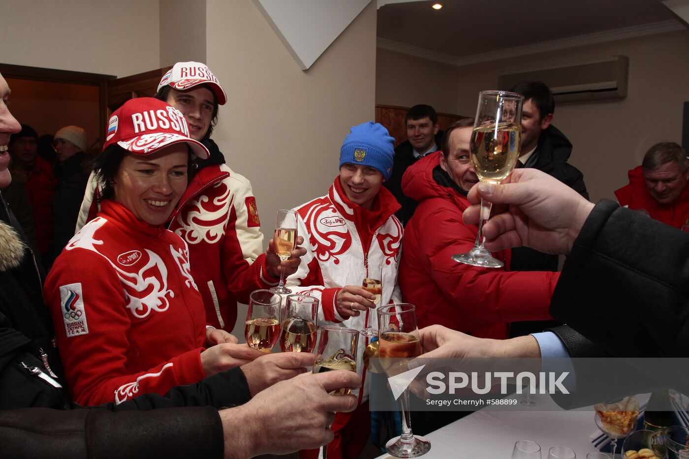 Russian biathletes return from Vancouver