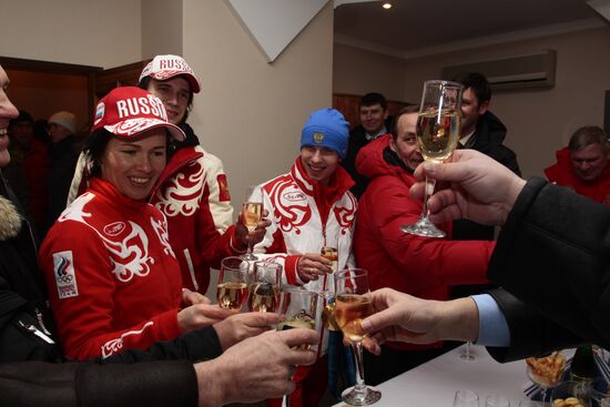 Russian biathletes return from Vancouver