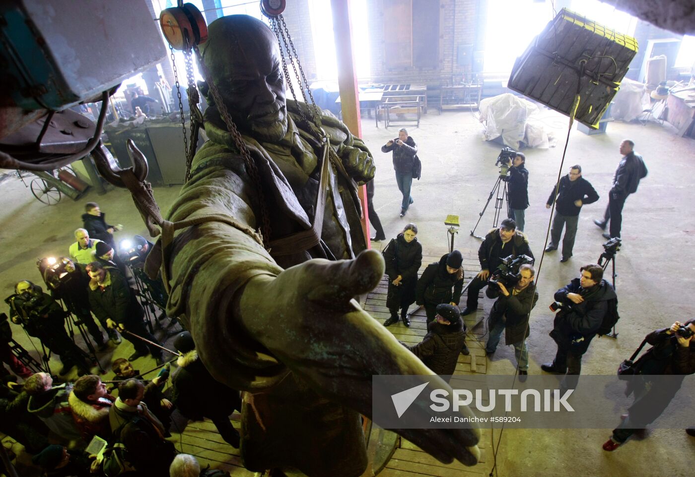 Restoration of Lenin monument blown up in St. Petersburg