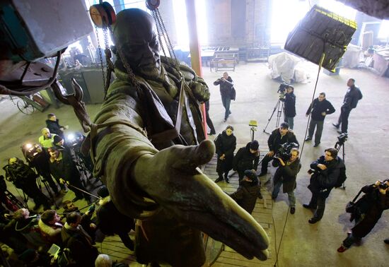 Restoration of Lenin monument blown up in St. Petersburg
