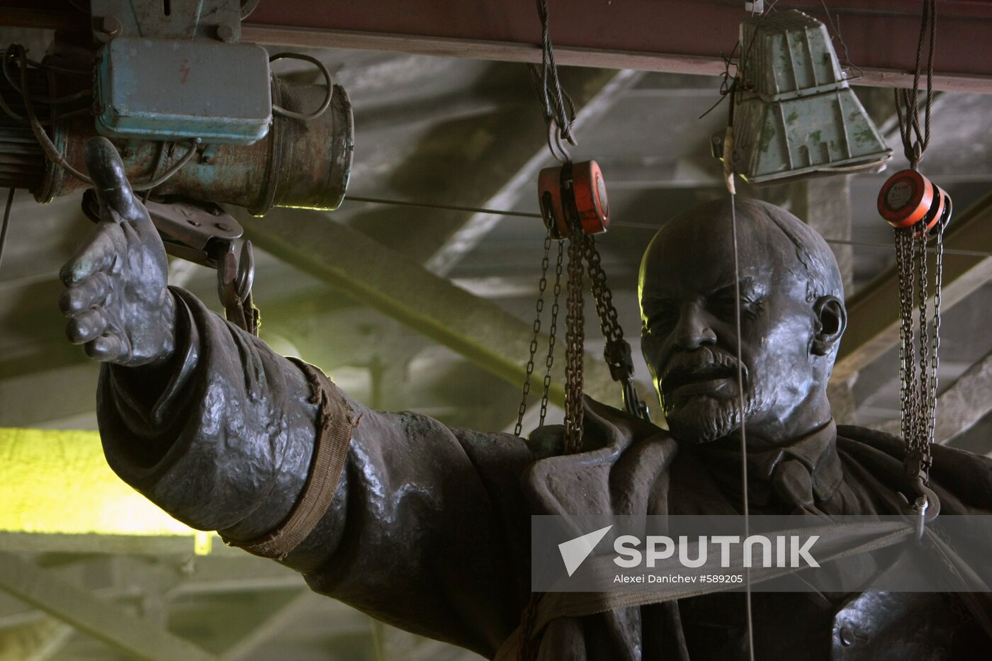 Restoration of Lenin monument blown up in St. Petersburg