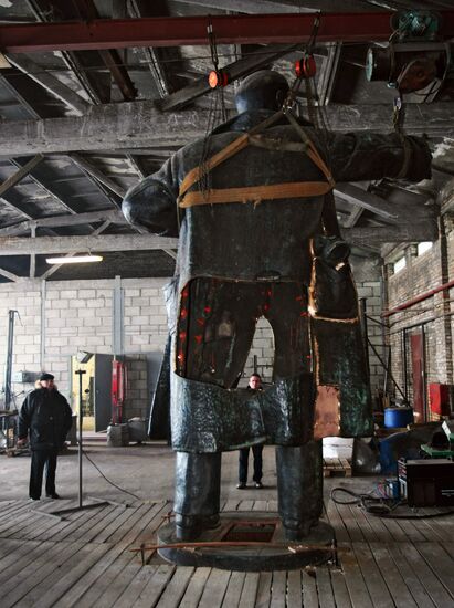 Restoration of Lenin monument blown up in St. Petersburg