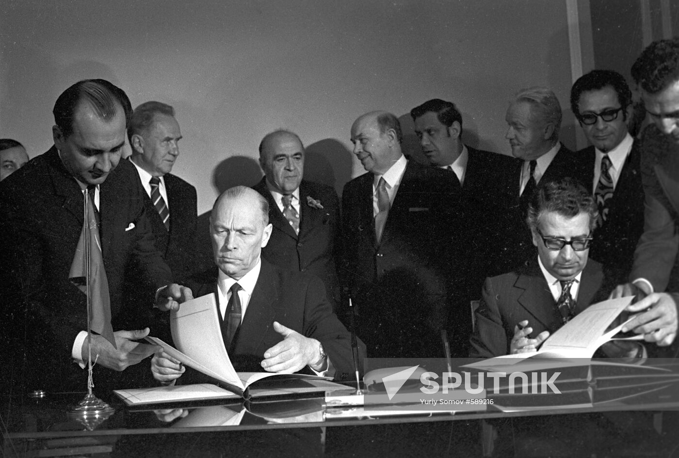 I. Kulev and F. Nadjmabadi signing agreement
