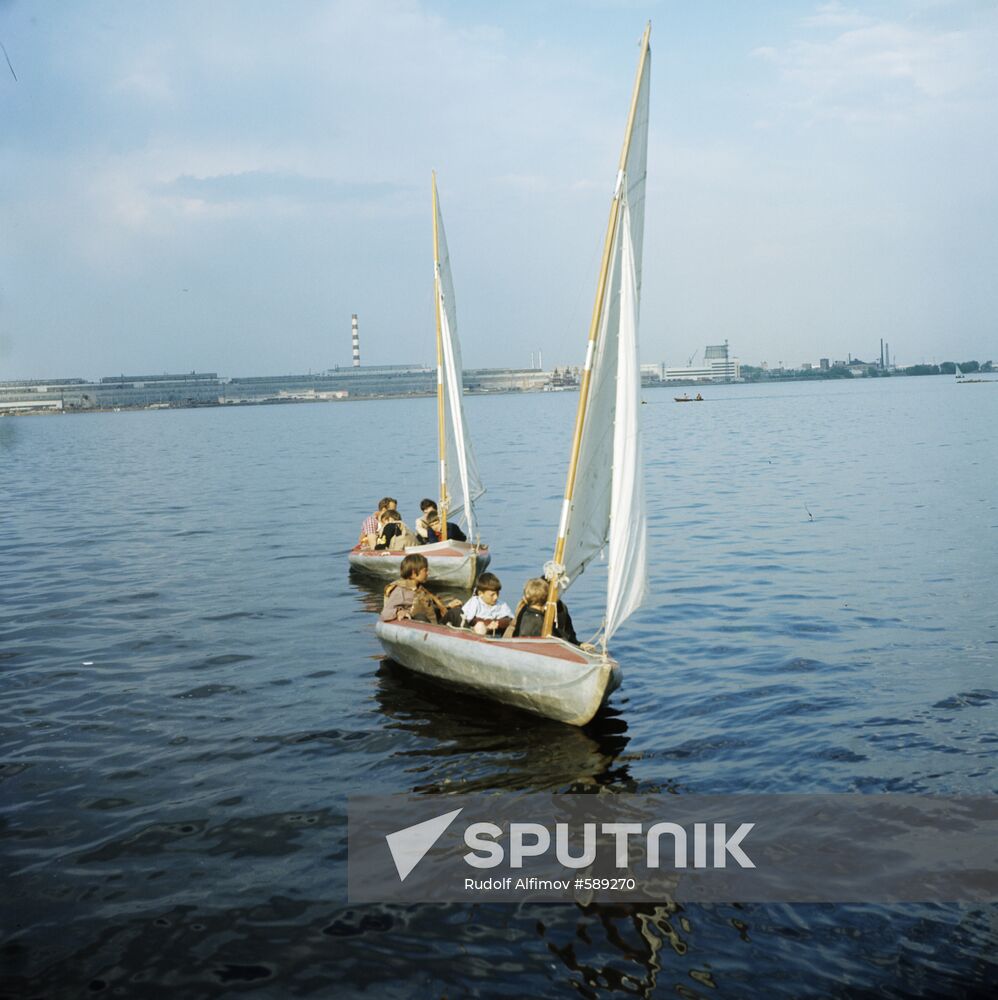 Sailing on improvised boats