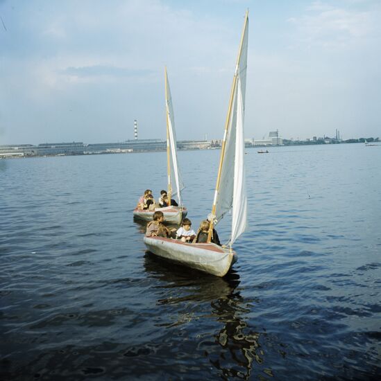 Sailing on improvised boats