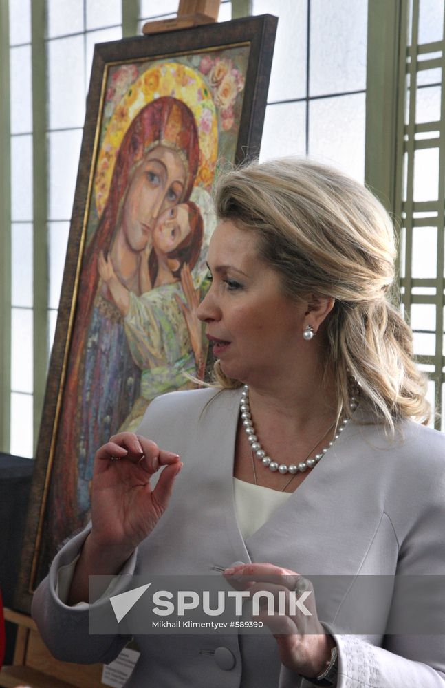 Svetlana Medvedev opens "Window to Russia" exhibition in Paris