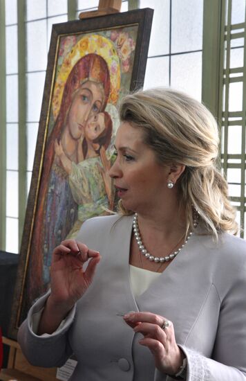 Svetlana Medvedev opens "Window to Russia" exhibition in Paris