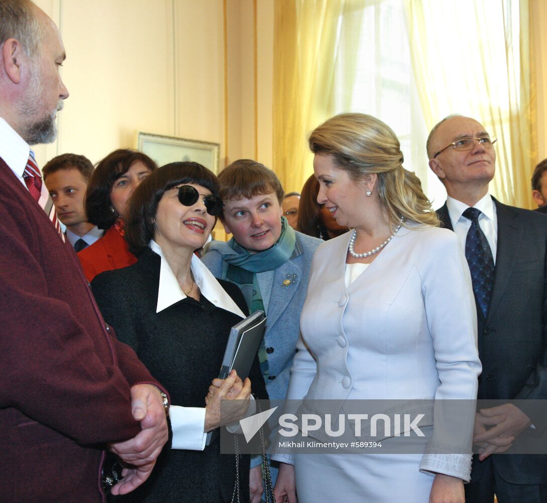 Svetlana Medvedev opens "Window to Russia" exhibition in Paris