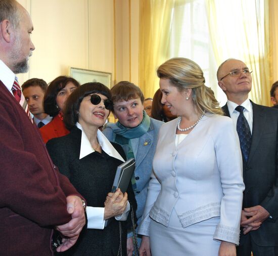 Svetlana Medvedev opens "Window to Russia" exhibition in Paris