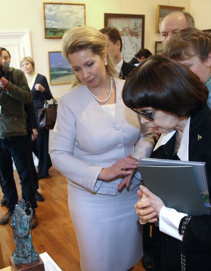 Svetlana Medvedev opens "Window to Russia" exhibition in Paris