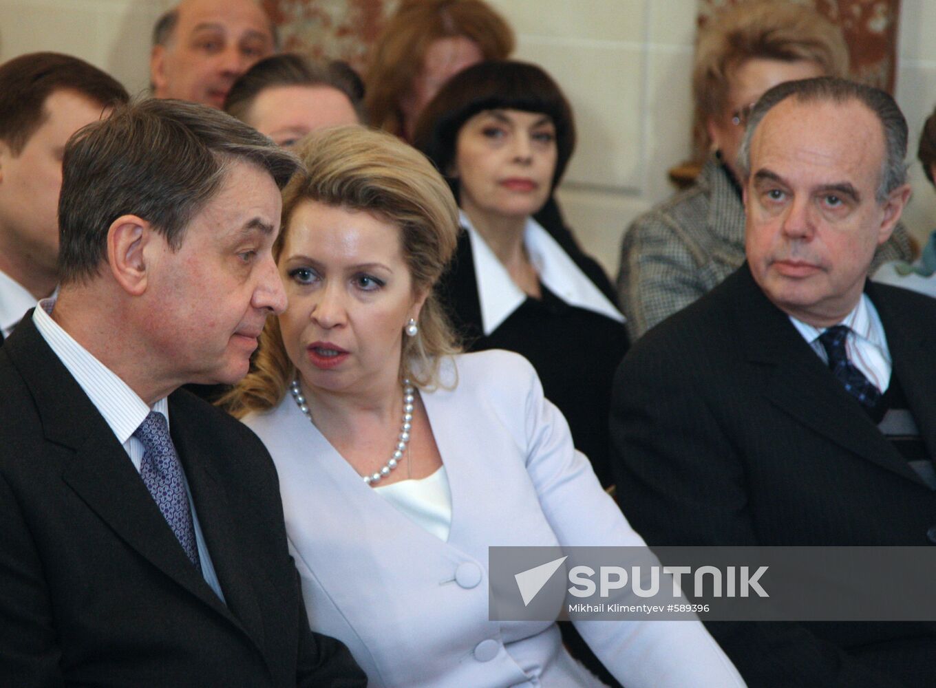 Svetlana Medvedev opens "Window to Russia" exhibition in Paris