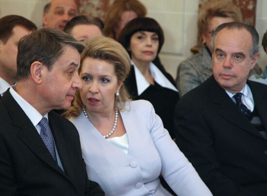 Svetlana Medvedev opens "Window to Russia" exhibition in Paris