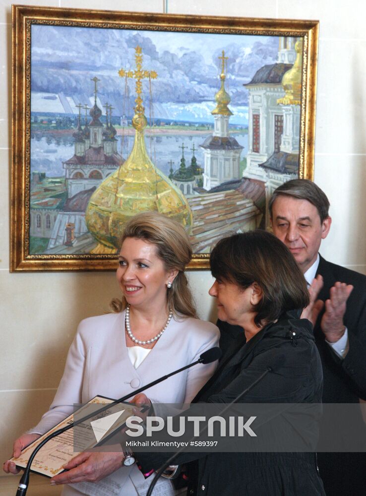 Svetlana Medvedev opens "Window to Russia" exhibition in Paris
