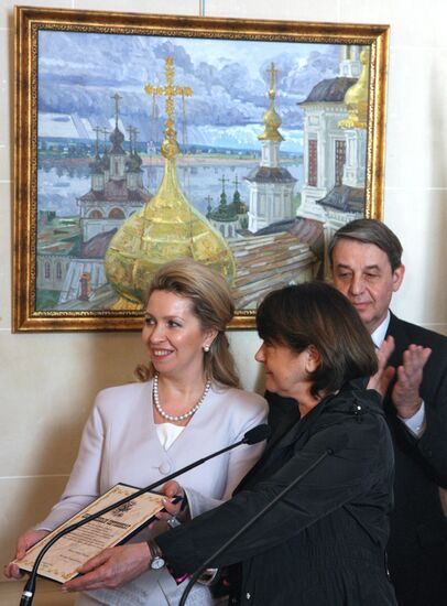 Svetlana Medvedev opens "Window to Russia" exhibition in Paris