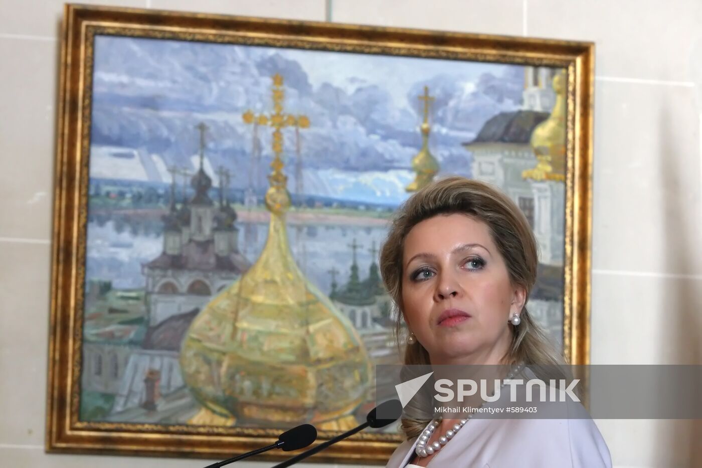 Svetlana Medvedev opens "Window to Russia" exhibition in Paris