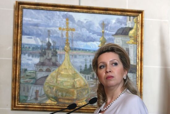Svetlana Medvedev opens "Window to Russia" exhibition in Paris