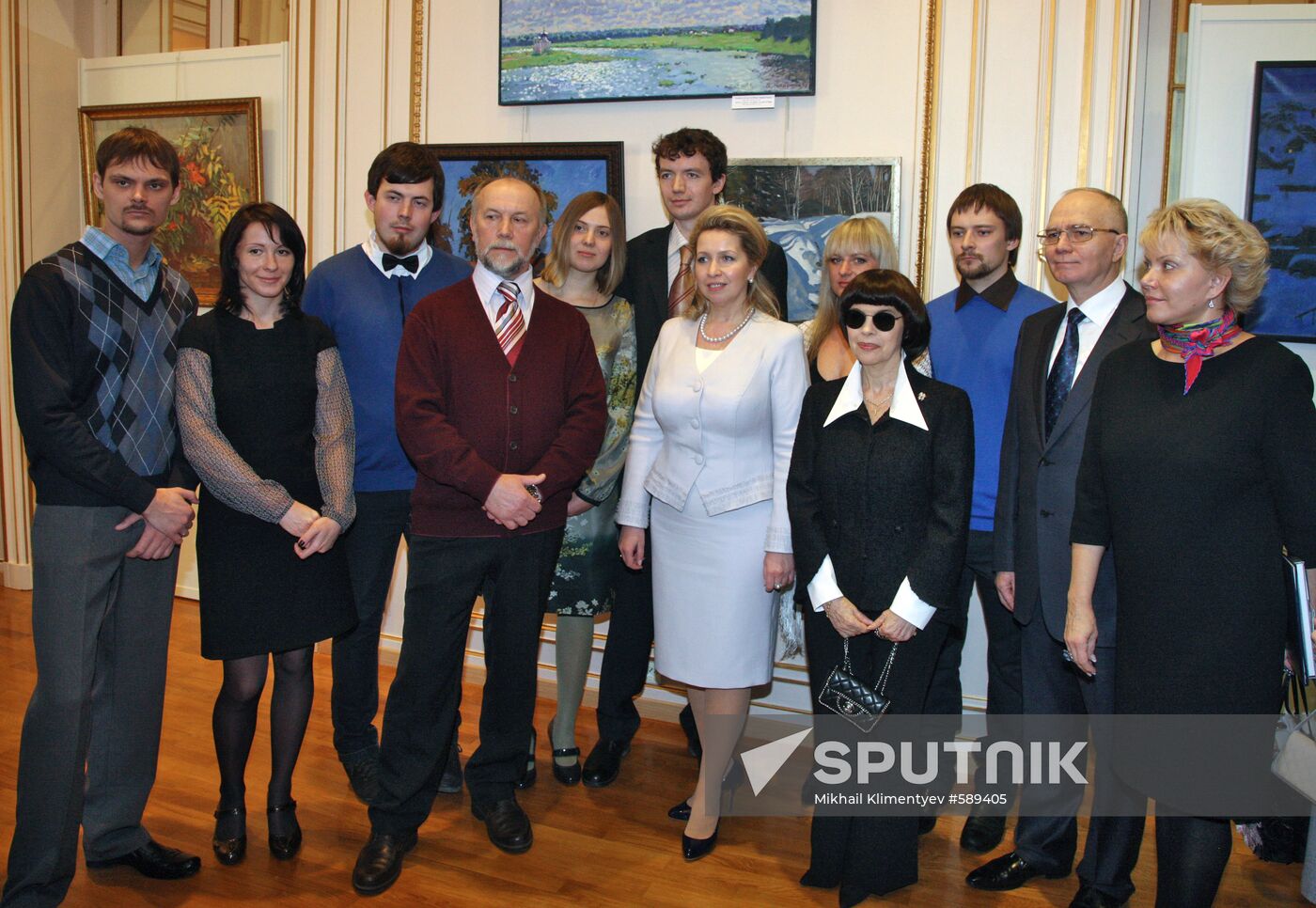 Svetlana Medvedev opens "Window to Russia" exhibition in Paris