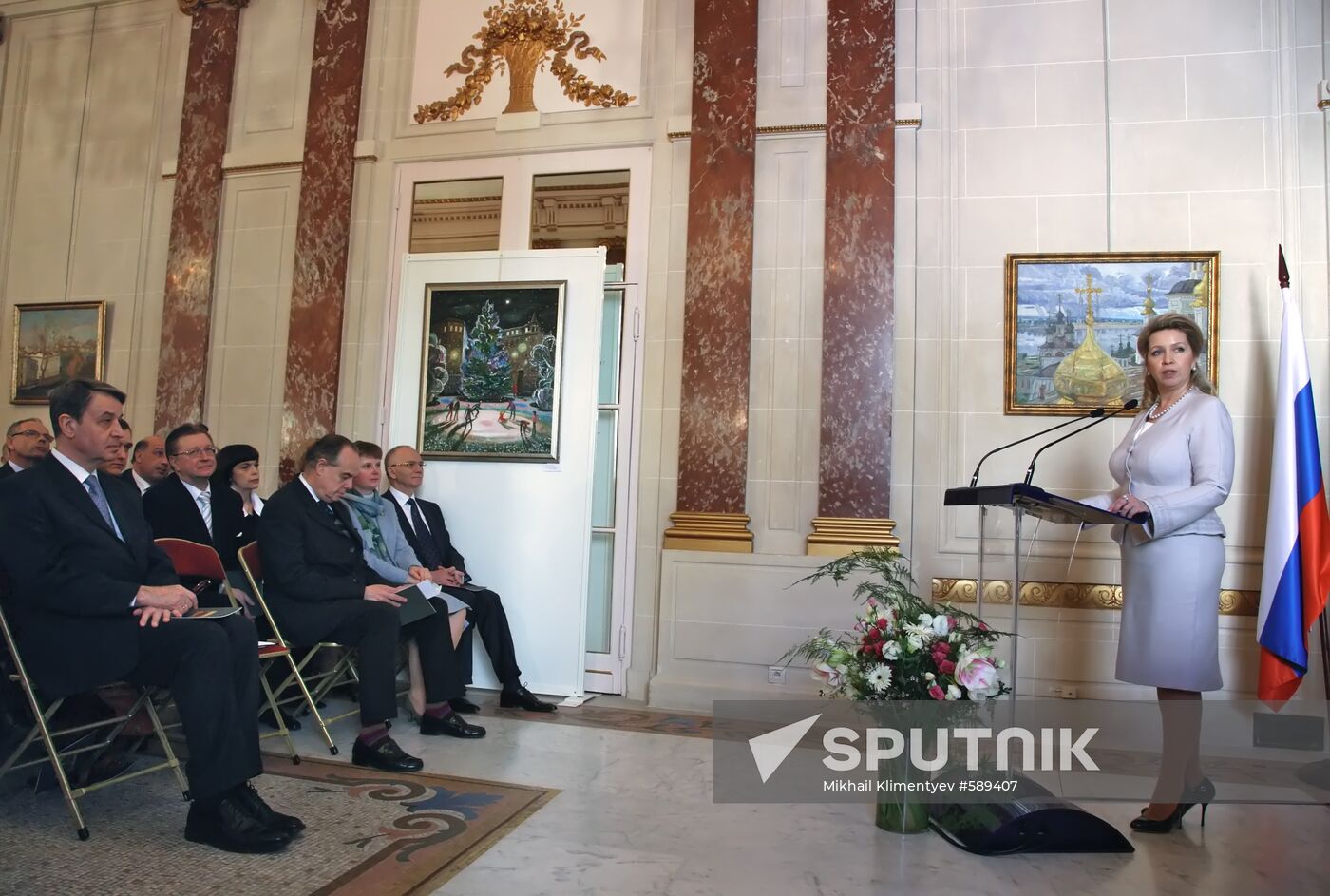 Svetlana Medvedev opens "Window to Russia" exhibition in Paris