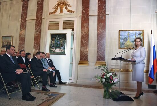 Svetlana Medvedev opens "Window to Russia" exhibition in Paris