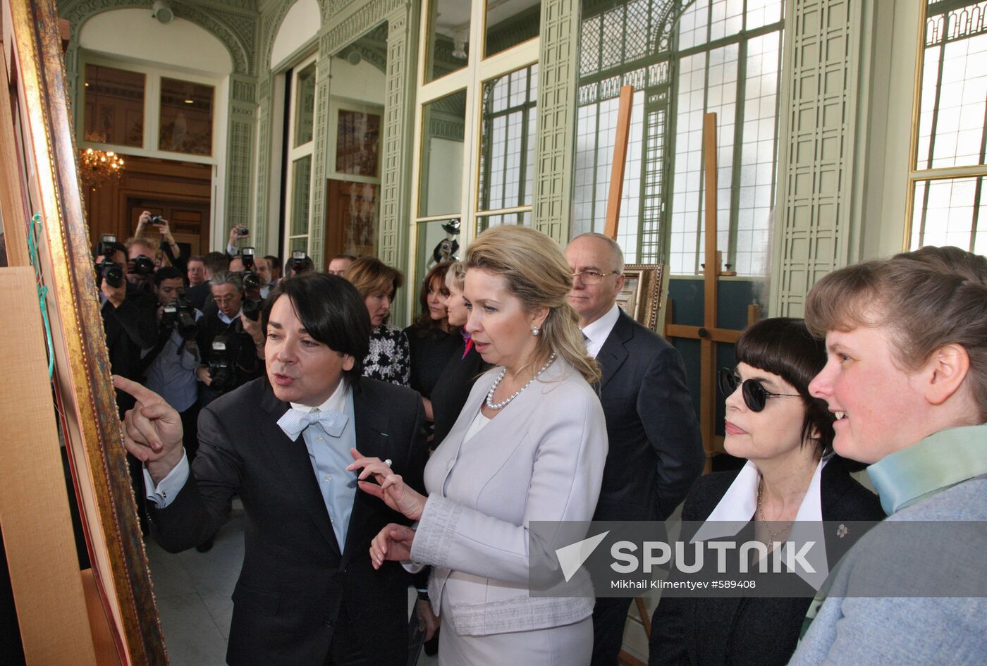 Svetlana Medvedev opens "Window to Russia" exhibition in Paris