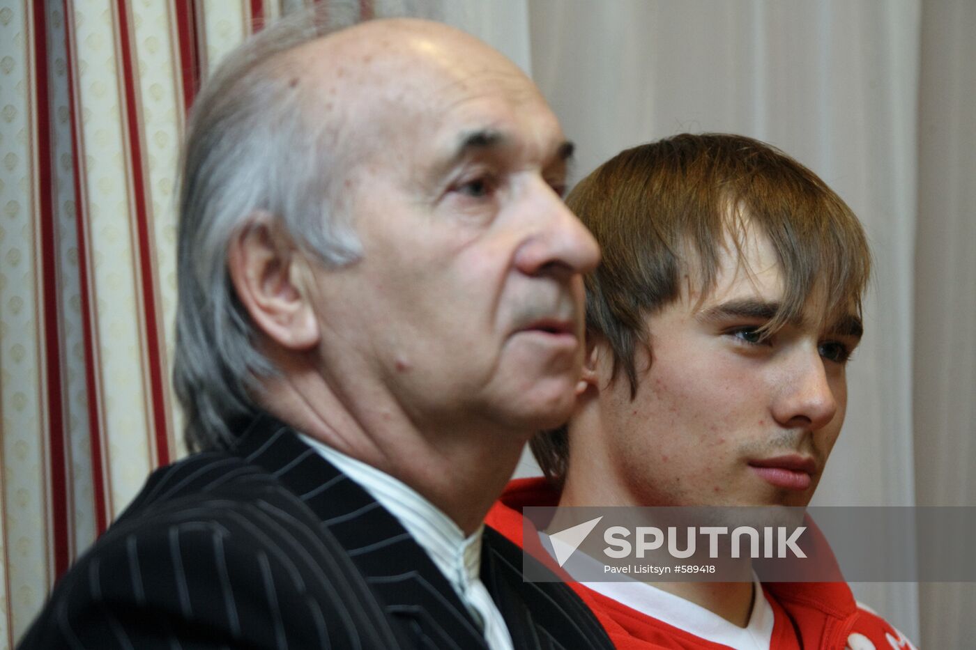 Anton Shipulin arrives in Yekaterinburg