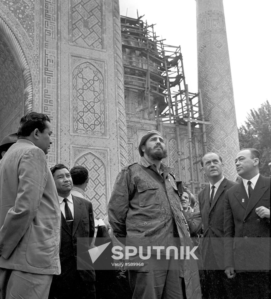 Fidel Castro goes sightseeing in Samarkand