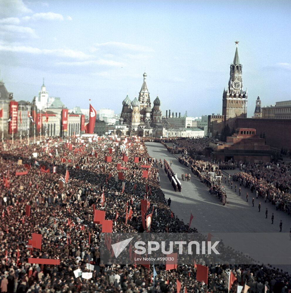 Fidel Castro welcomed by thousands on Red Square