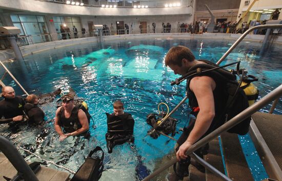 Divers preparing for hydrolab training
