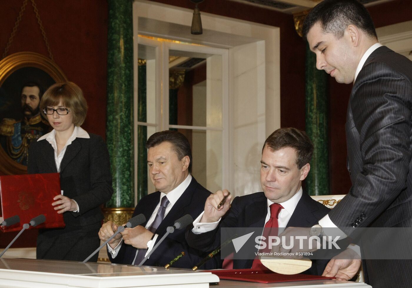 Dmitry Medvedev, Viktor Yanukovych