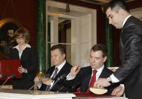 Dmitry Medvedev, Viktor Yanukovych