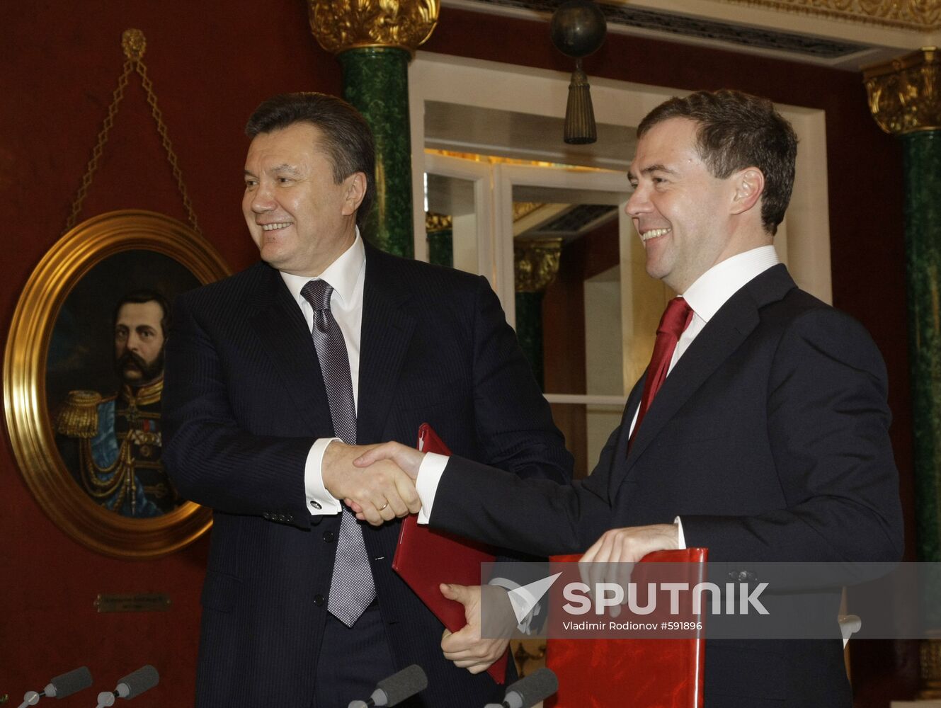 Dmitry Medvedev, Viktor Yanukovych