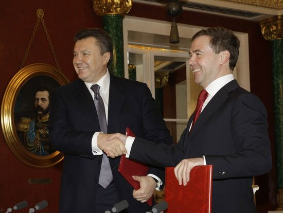 Dmitry Medvedev, Viktor Yanukovych