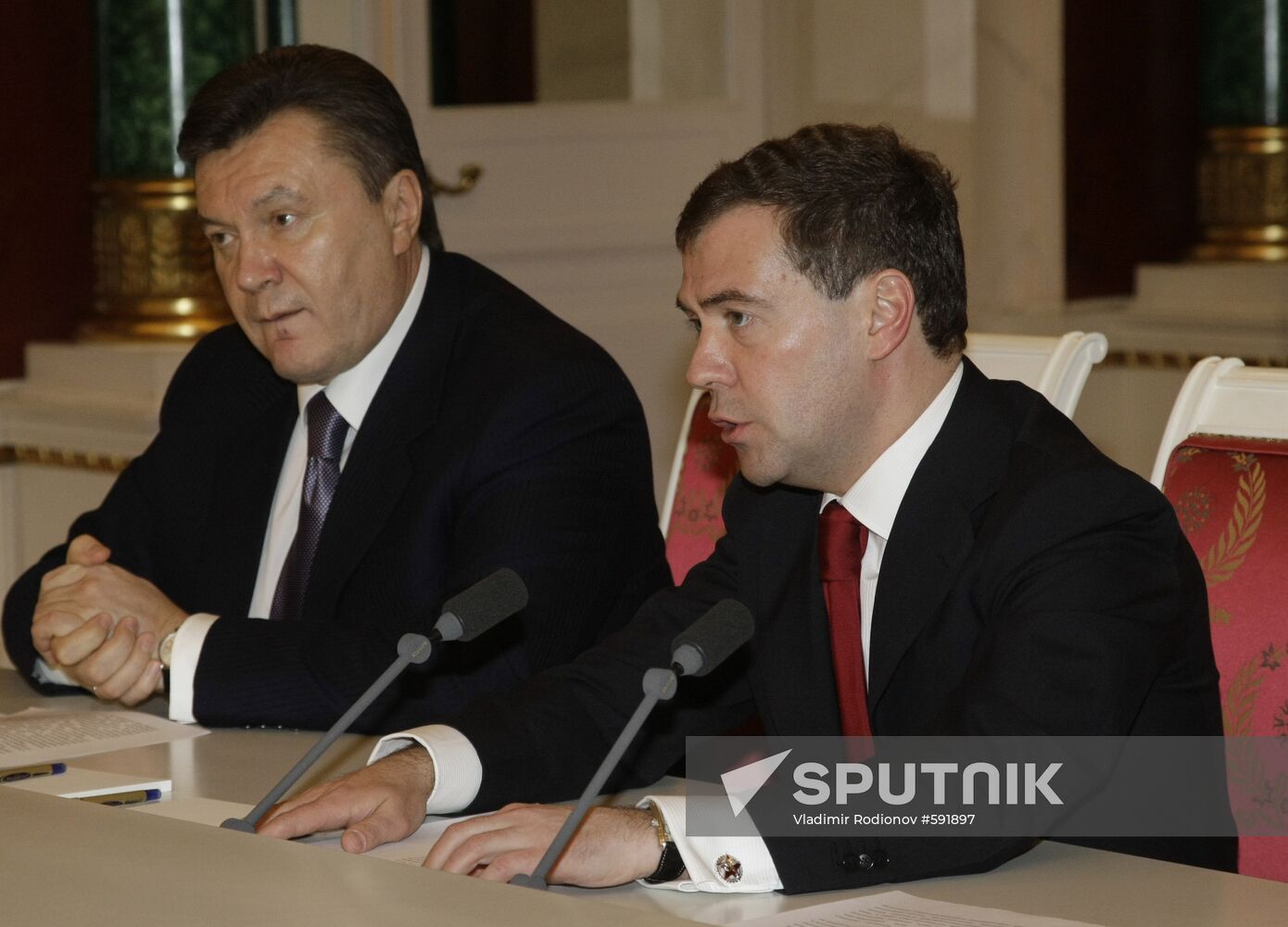 Dmitry Medvedev, Viktor Yanukovych
