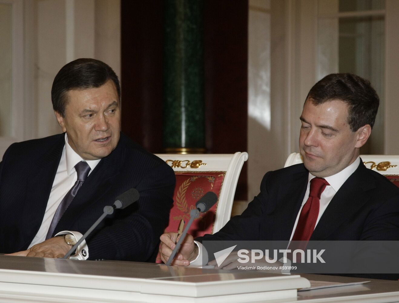 Dmitry Medvedev, Viktor Yanukovych