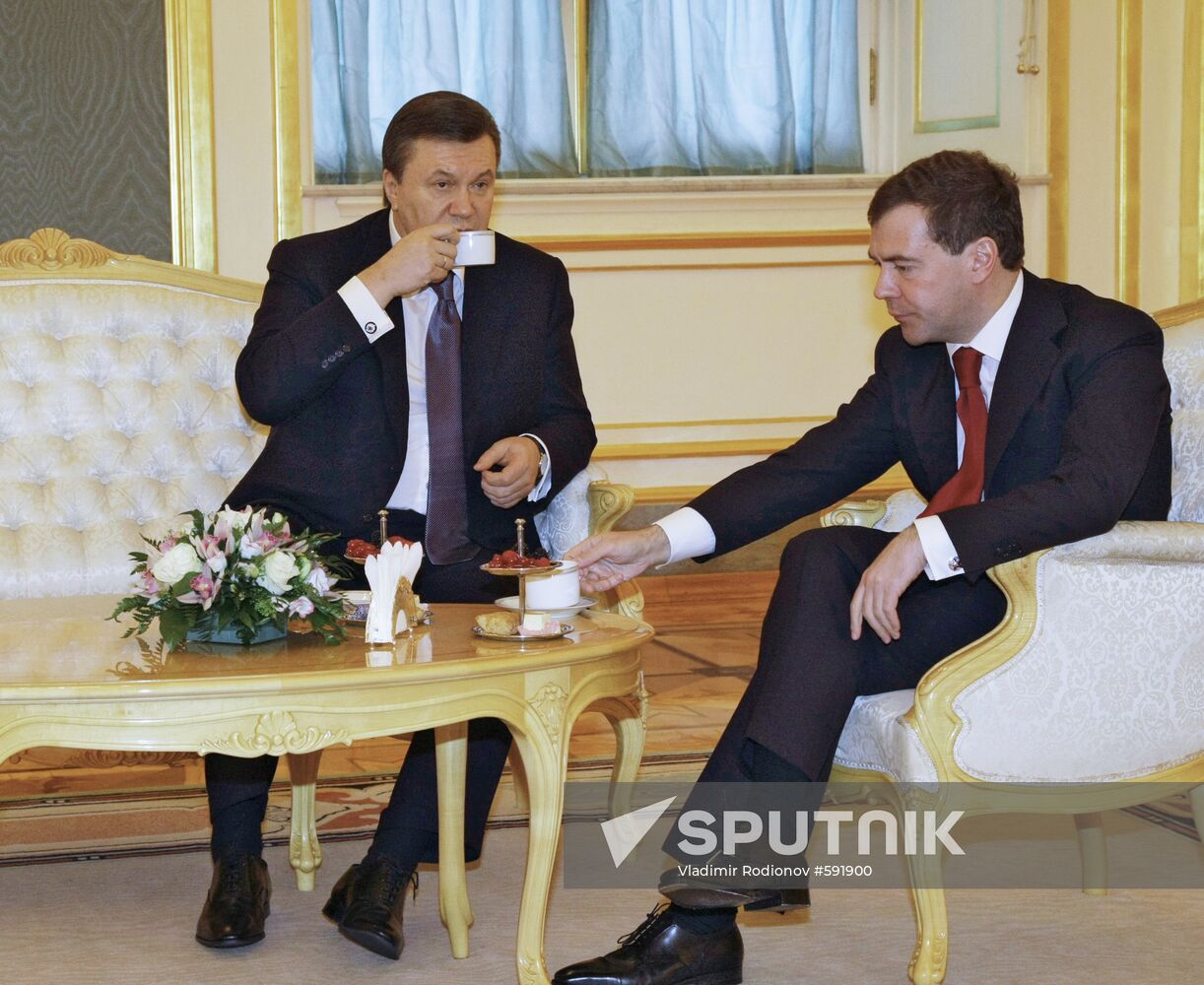 Dmitry Medvedev, Viktor Yanukovych