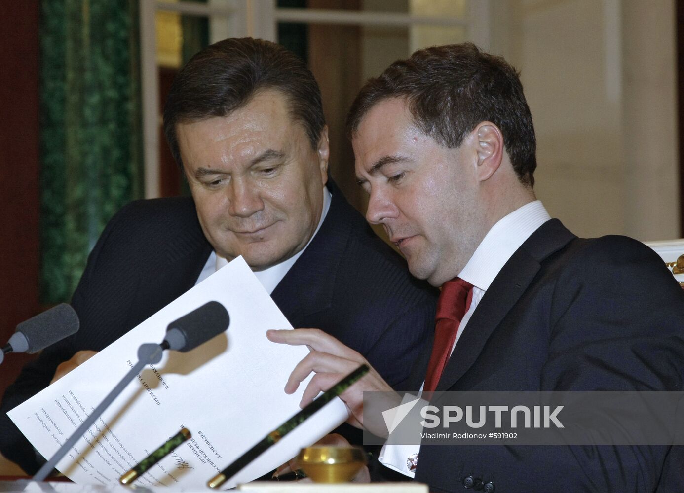 Dmitry Medvedev, Viktor Yanukovych