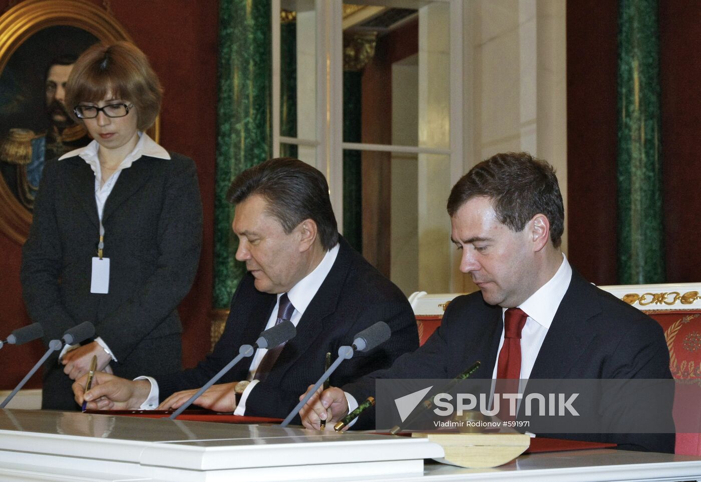 Dmitry Medvedev, Viktor Yanukovych