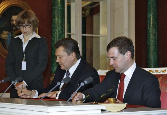Dmitry Medvedev, Viktor Yanukovych