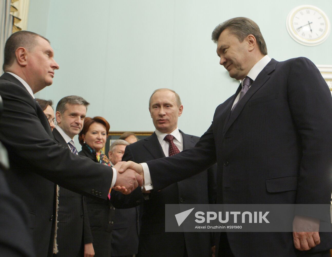 Vladimir Putin meets witn Viktor Yanukovych