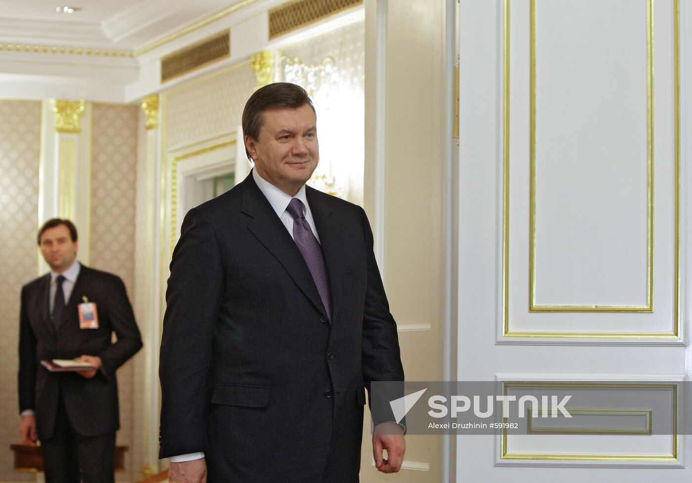 Vladimir Putin meets witn Viktor Yanukovych