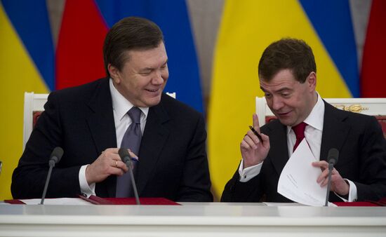 Dmitry Medvedev, Viktor Yanukovych