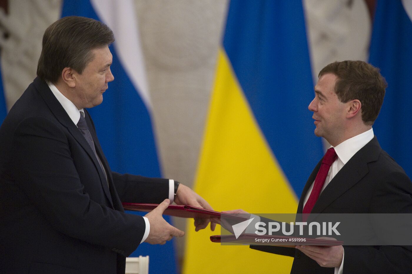 Dmitry Medvedev, Viktor Yanukovych