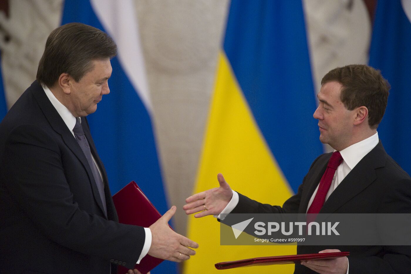 Dmitry Medvedev, Viktor Yanukovych