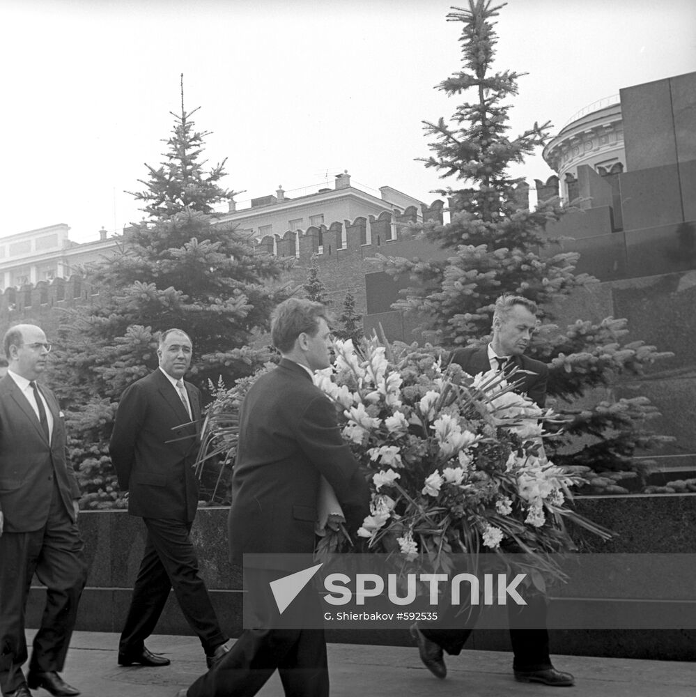 Mohamed Cherkaoui laying wreath to Lenin's Mausoleum