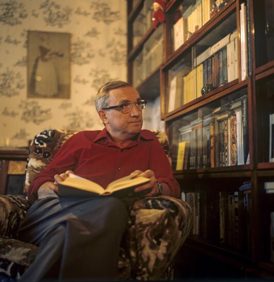 Fitter Valentin Pavlovsky reads at home